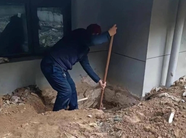 Kiện đòi trả nhà mới mua vì đào ra hài cốt trong sân