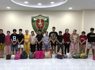 Vợ chồng giám đốc bị bắt vì làm 70.000 chai dầu gió giả của Singapore