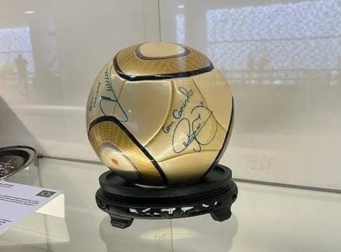 Doanh nhân Brazil lĩnh án 17 năm tù vì trộm bóng có chữ ký Neymar