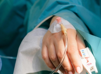 Bất tỉnh giữa phố do ngộ độc bóng cười