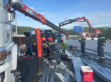 Xe tải lật trên đường dẫn cao tốc, hai người tử vong