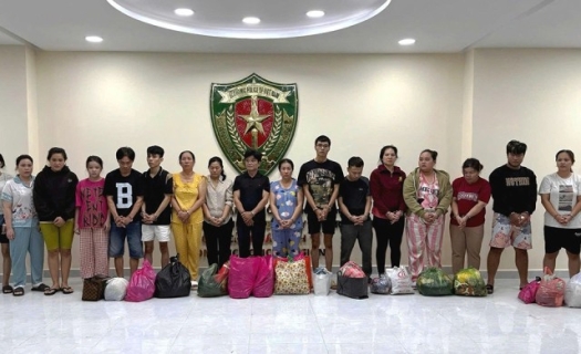 Vợ chồng giám đốc bị bắt vì làm 70.000 chai dầu gió giả của Singapore